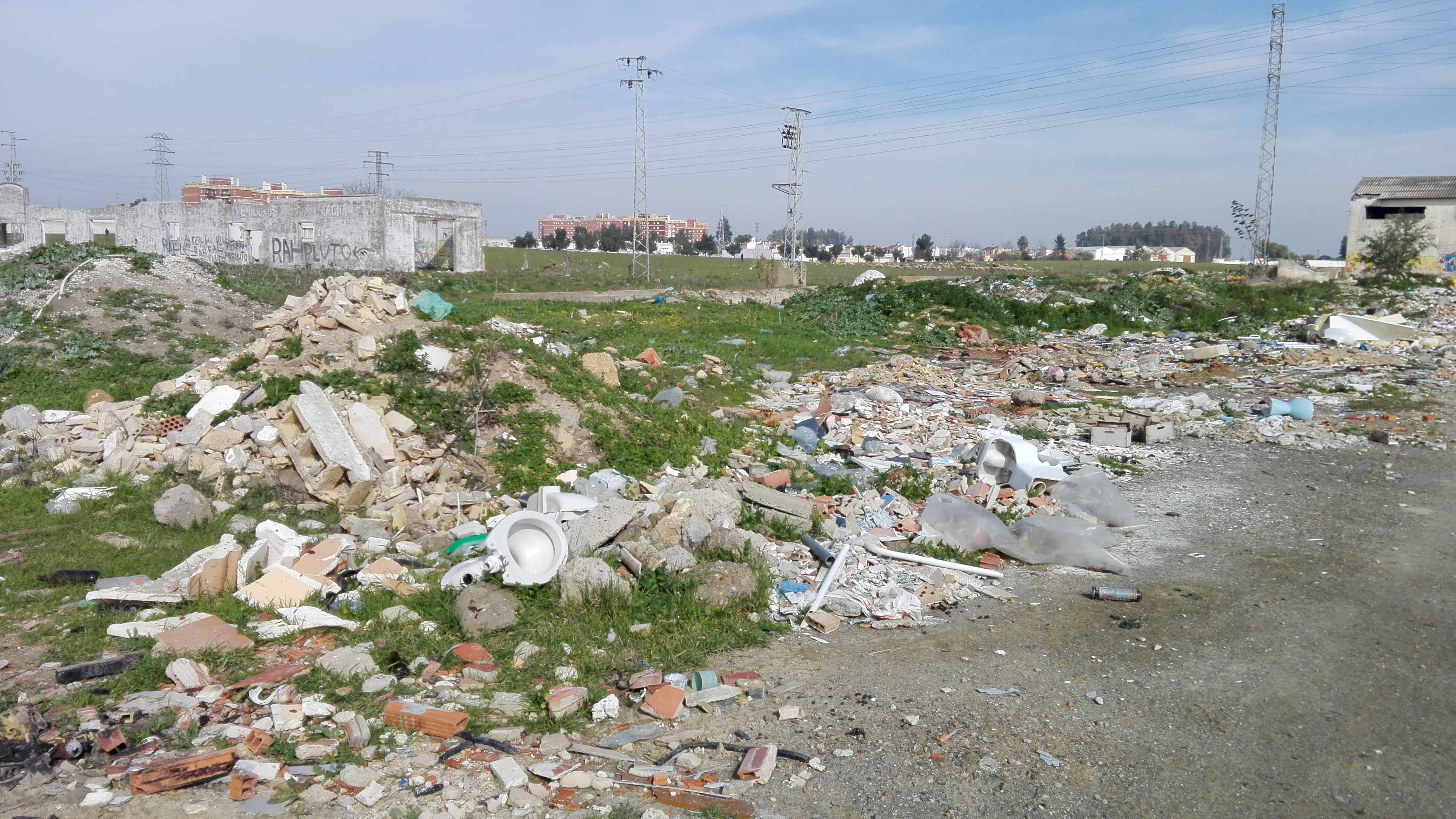 Los vertidos y la suciedad se han adueñado de esta zona/ A.F.