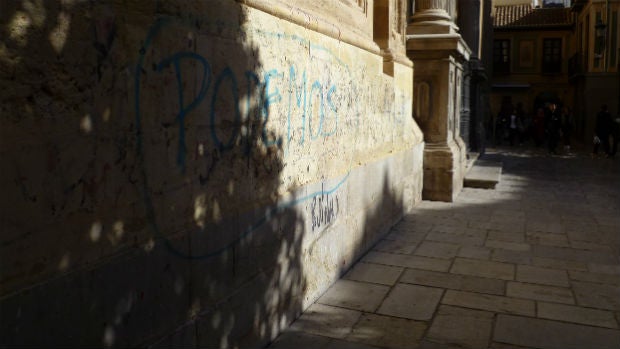 Investigan una pintada «podemita» en la Catedral de Granada