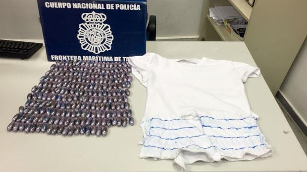 Droga y camiseta faja intervenida a un traficante