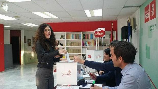 Miriam Alcochel, secretaria general, votando en la consulta socialista