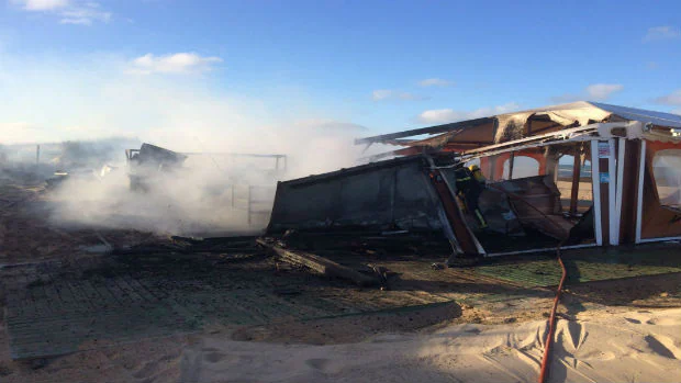 Un incendio ha causado importantes daños en un chiringuito de Chipiona