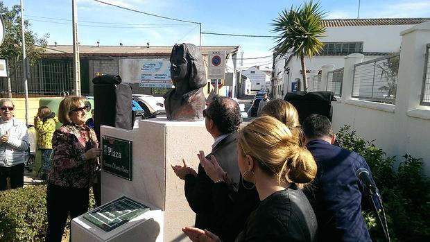 Acto en el que se descubrió el busto de la céntrica plaza