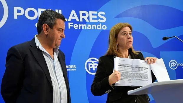 Ruiz-Sillero enseña los documentos de las supuestas irregularidades de Observa