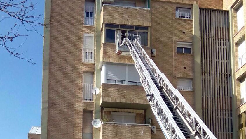 Los bomberos utilizaron una escalera de grandes dimensiones para acceder a la vivienda.
