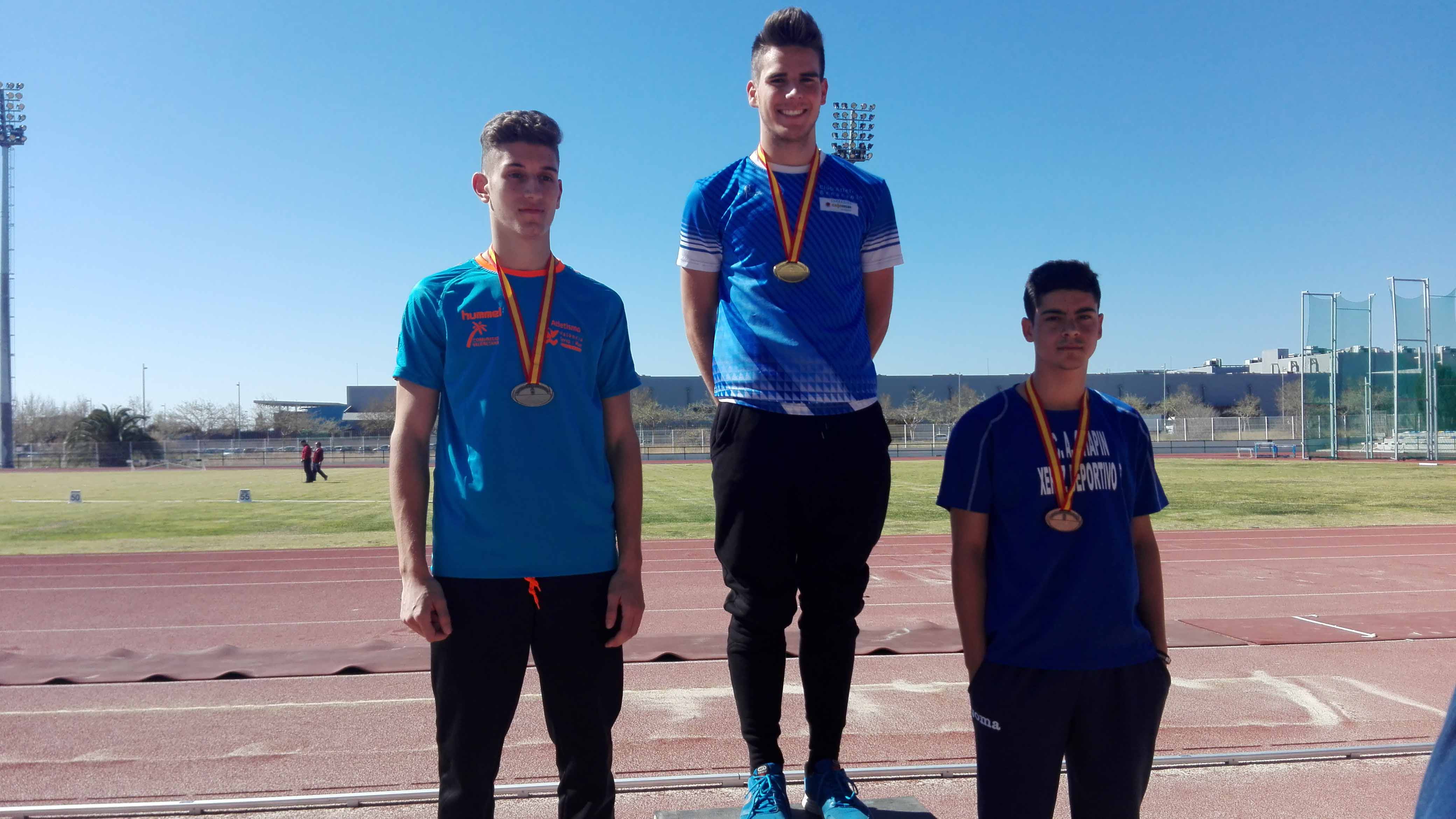 A la derecha de la imagen, el utrerano Adrián Durán con su medalla de bronce