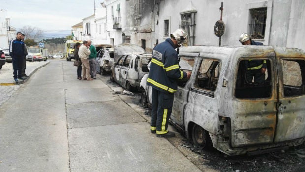 Coches afectados por el incendio en Medina Sidonia