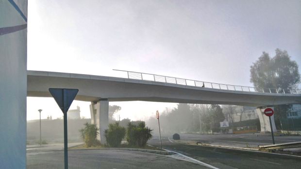 Las barandillas metálicas del puente han sido cortadas para llevárselas