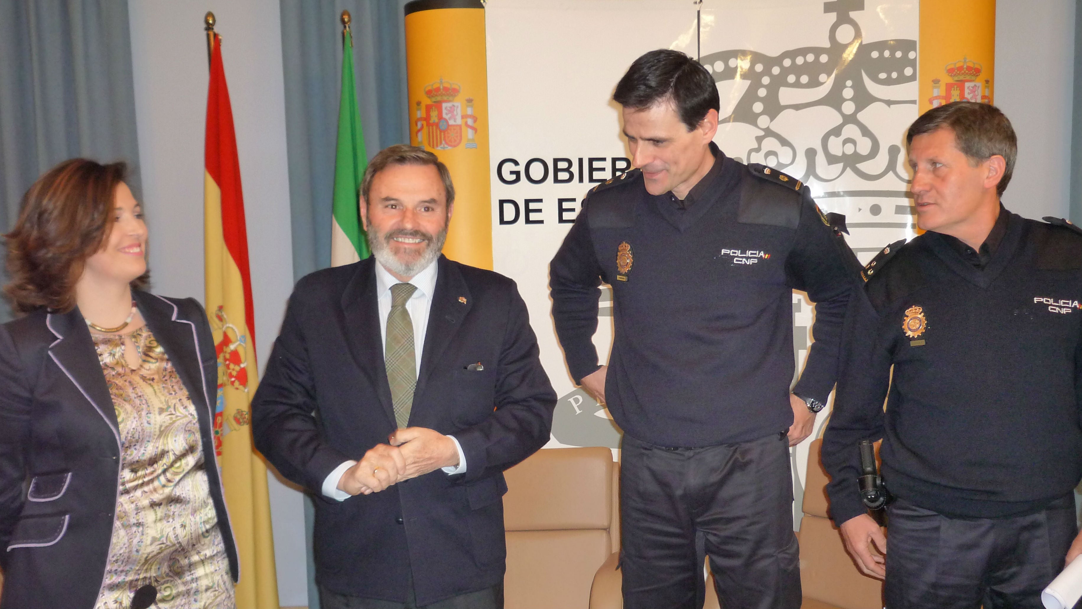 El subdelegado del gobierno en Jaén, Juan Lillo, junto a miembros de la Policía y de la Seguridad Social.