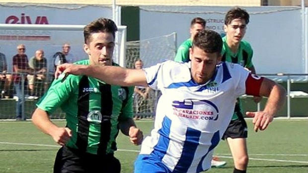 Samuel G.P., con camiseta blanquiazul, es el jugador apuñalado