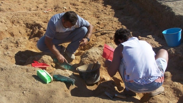 Una excavación arqueológica encontró los restos en el lugar que dictaba la tradición