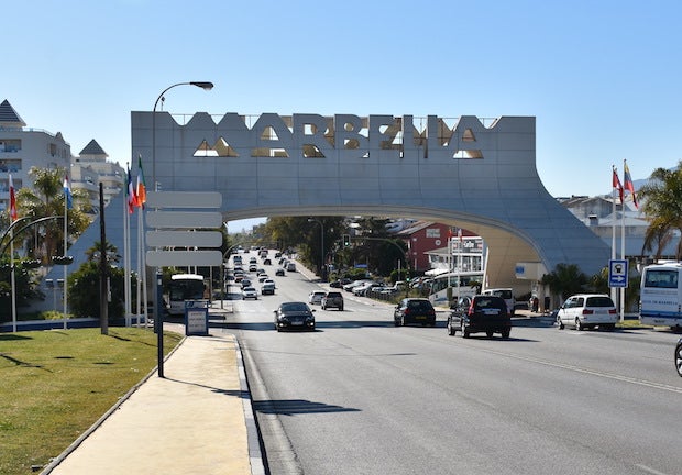 Arco monumental de entrada a Marbella que ordenó construir Jesús Gil durante su mandato como alcalde