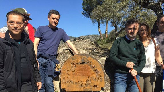 Placa en honor de Cervantes instalada en un paraje de Sierra Morena.