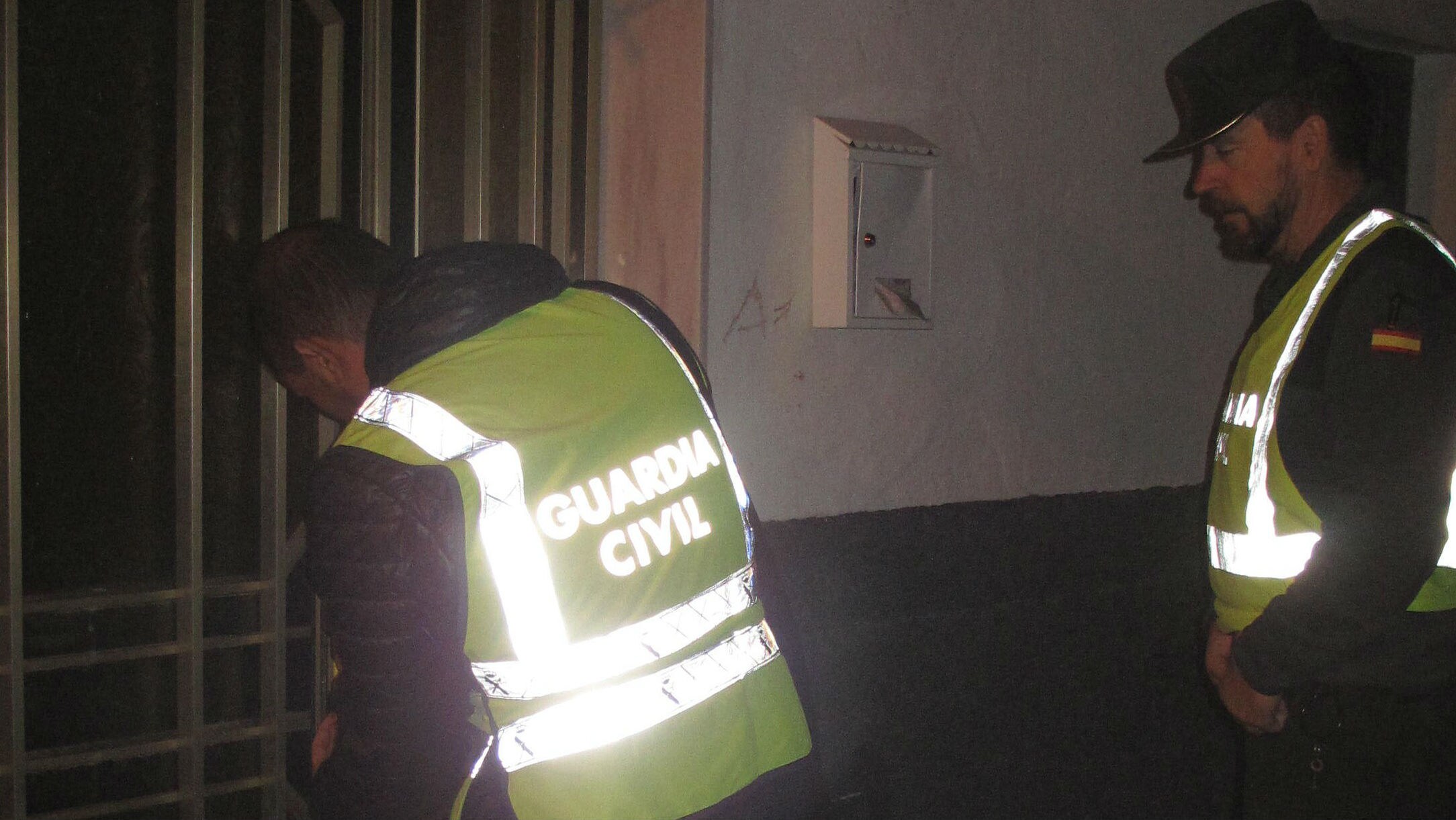 Agentes inspeccionan la cerradura de una vivienda en las que se produjo un robo