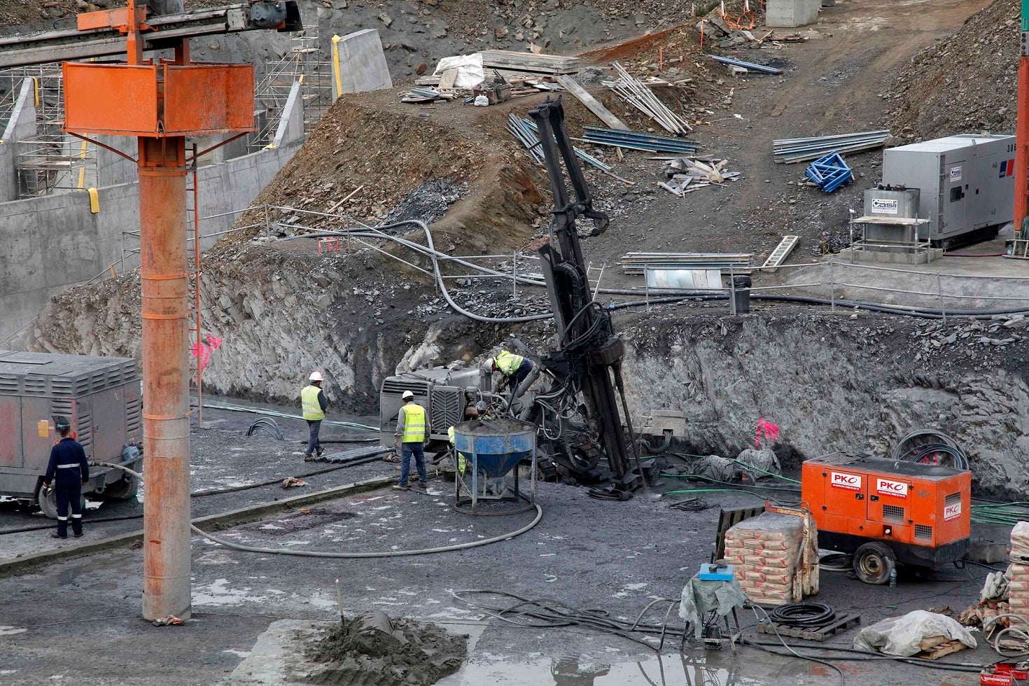 Los opèrarios trabajando en la zona