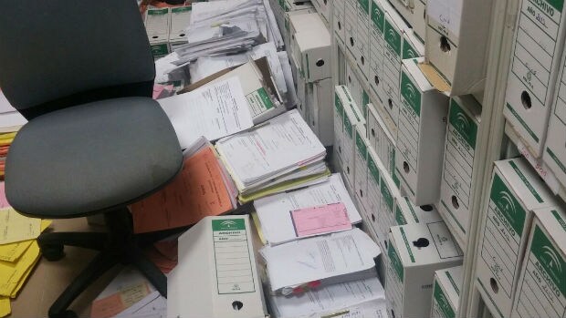 Sumarios y documentos apilados en los suelos de los juzgados. Una imagen habitual / ABC