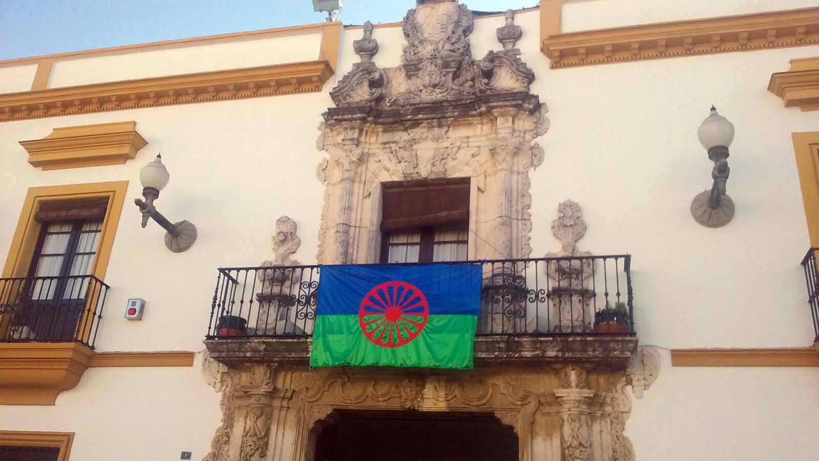 La bandera gitana ondea en el Ayuntamiento de Utrera