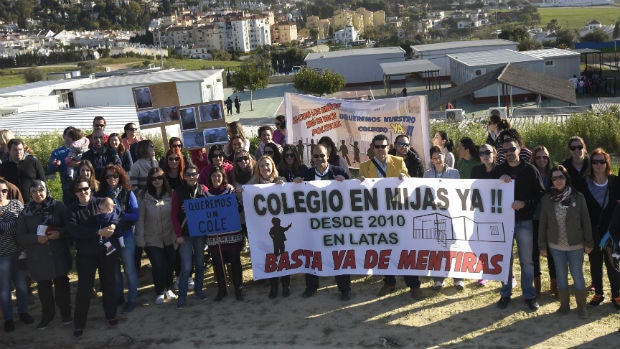 Protesta de los padres con el «colegio de lata» a sus espaldas