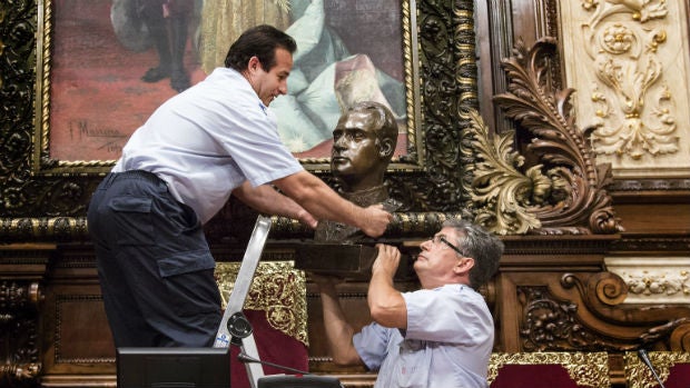 Momento en el que los operarios del Ayuntamiento de Barcelona retiraron el busto del Rey Juan Carlos