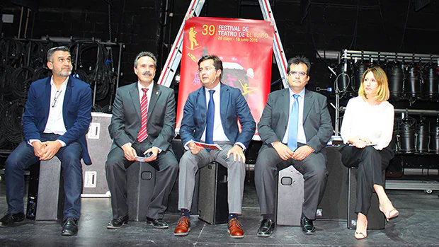 El delegado de Cultura y el alcalde de El Ejido, junto a otras autoridades, en la presentación del Festival de Teatro