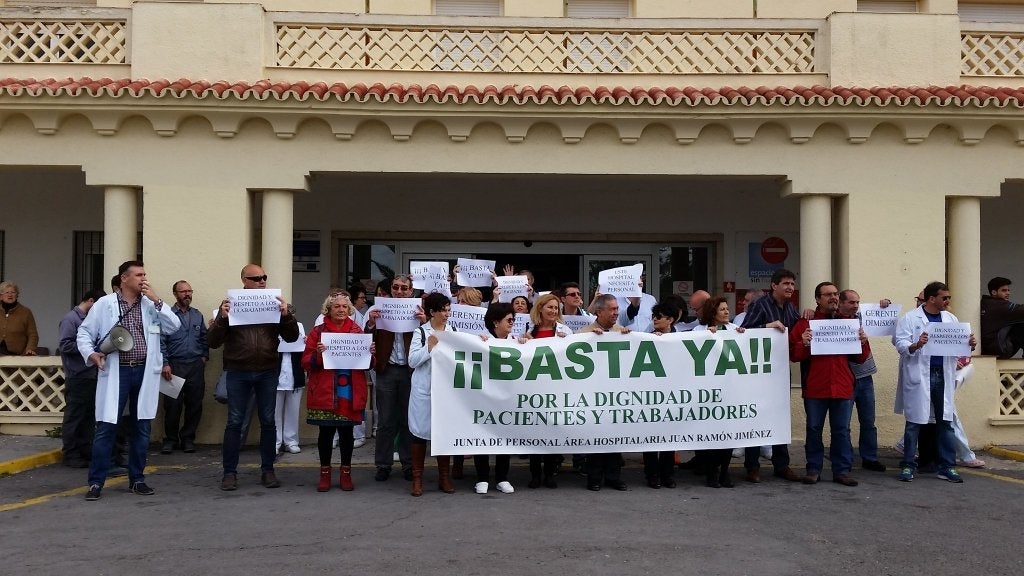 Trabajadores concentrados en el Hospital Vázquez Díaz