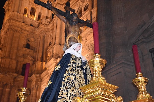 La Soledad de Mena a los pies del Cristo de la Buena Muerte en el centenario / J.J.M.