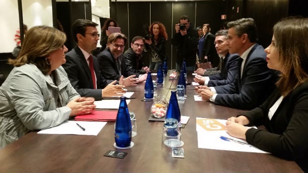 Inicio de la reunión entre PSOE y Ciudadanos para impulsar moción de censura en Granada