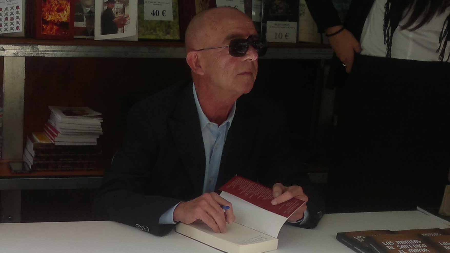 El utrerano Francisco Javier Naranjo en una firma de libros/ D.C.