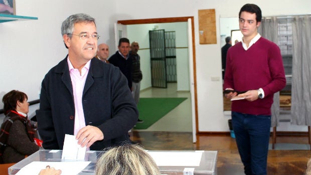 El alcalde de Estepona, José María García Urbano, votando en unos comicios