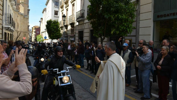 Los moteros reciben la bendición en la calle Cárcel de Granada