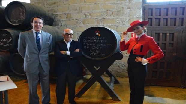 Mauricio González-Gordon, Carmelo Ezpeleta y una azafata, en la bodega