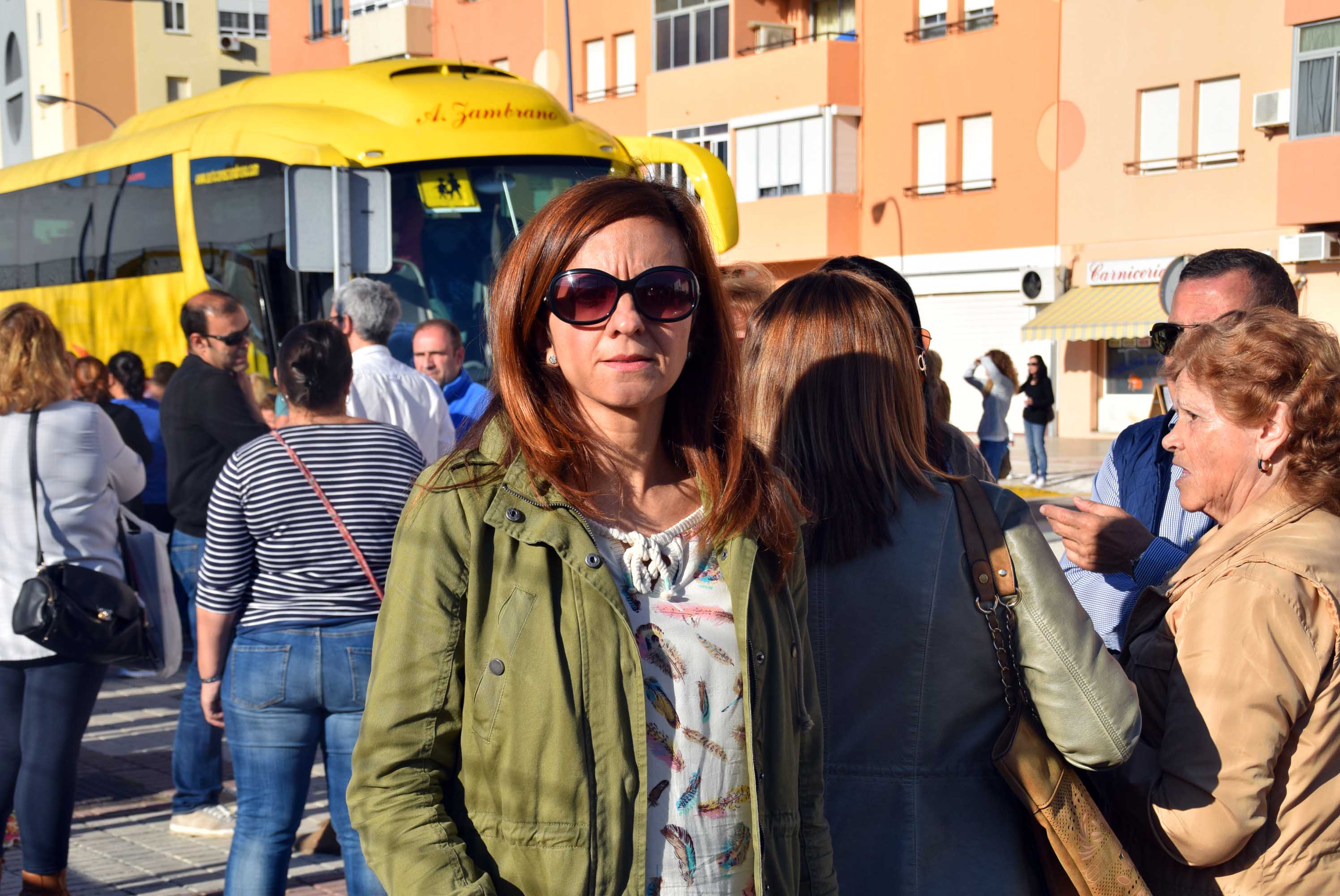 Sara Espinosa delante los autobuses que se llevaban a los pequeños de excursión