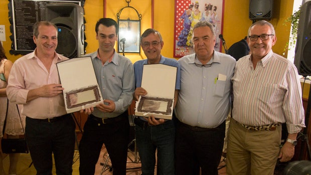 Los premiados con el presidente de Salmedina y los patrocinadores