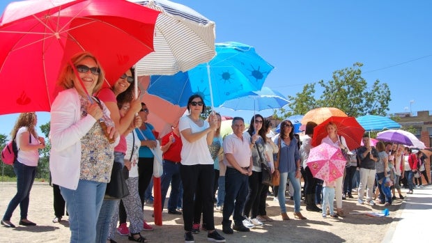 Los padres han reivindicado con sombrillas y paraguas que instalen sombra en el colegio