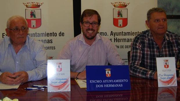 El delegado de Deportes de Dos Hermanas, en el centro de la imagen