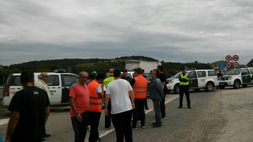 La Guardia Civil bloquea el acceso de los jornaleros a la autovía.