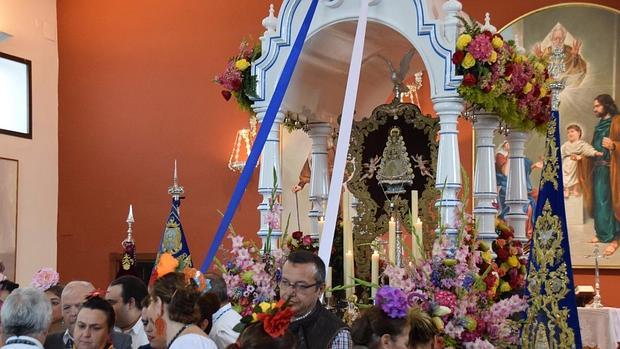 La carreta con el simpecado dentro del templo tras la finalización de la misa de romeros