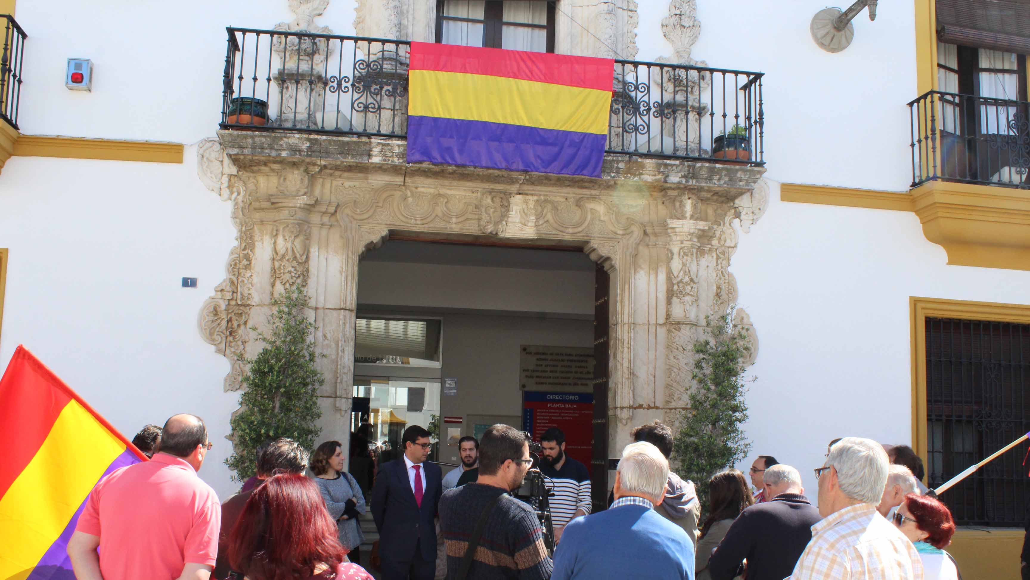 La bandera republicana se colocó el 14 de abril en Utrera/ A.F.