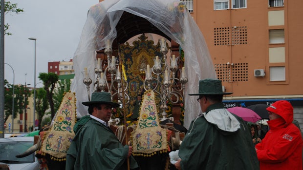 La carreta de Montequinto, protegida con plásticos de la lluvia