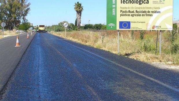 Tramo de una carretera de Jerez donde se ha empleado plástico