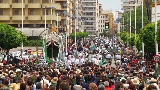 La Hermadad de Huelva en un momento de su recorrido por la ciudad