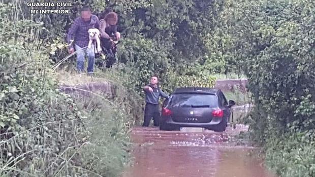 El vehículo de los turistas rodeado de agua