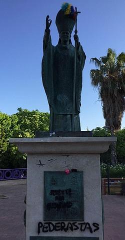 Actos vandálicos contra las estatuas de San Juan Pablo II y de Adolfo Suárez en la ciudad de Jaén