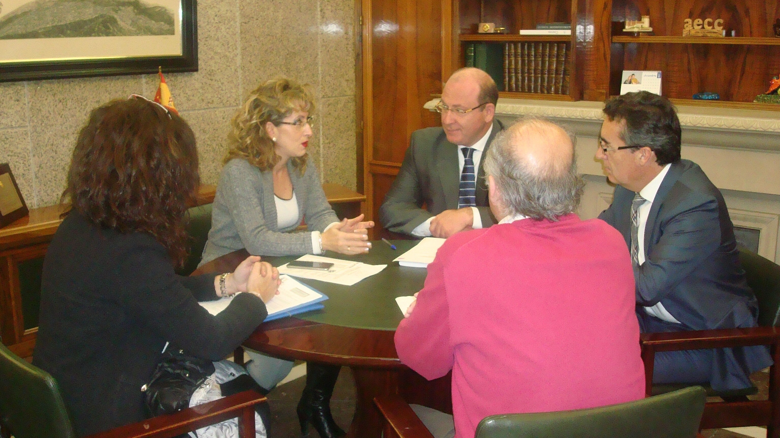 Reunión del alcalde, Javier Márquez, y la concejala Rosa Cárdenas con directivos del grupo Alvores