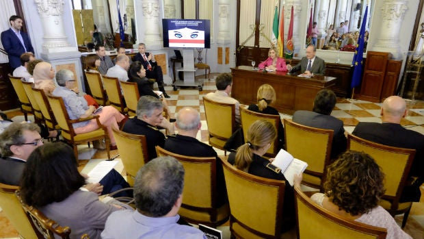 La experta junto al alcalde malagueño, Francisco de la torre, durante su intervención