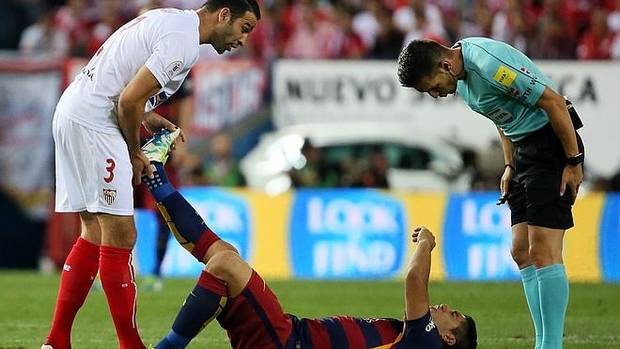 Rami ayuda a Luis Suárez, lesionado.