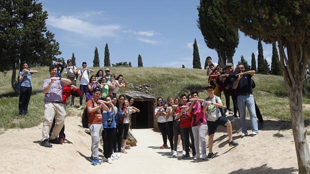 Los alumnos del IES Ibn Jaldún en uno de los dólmenes