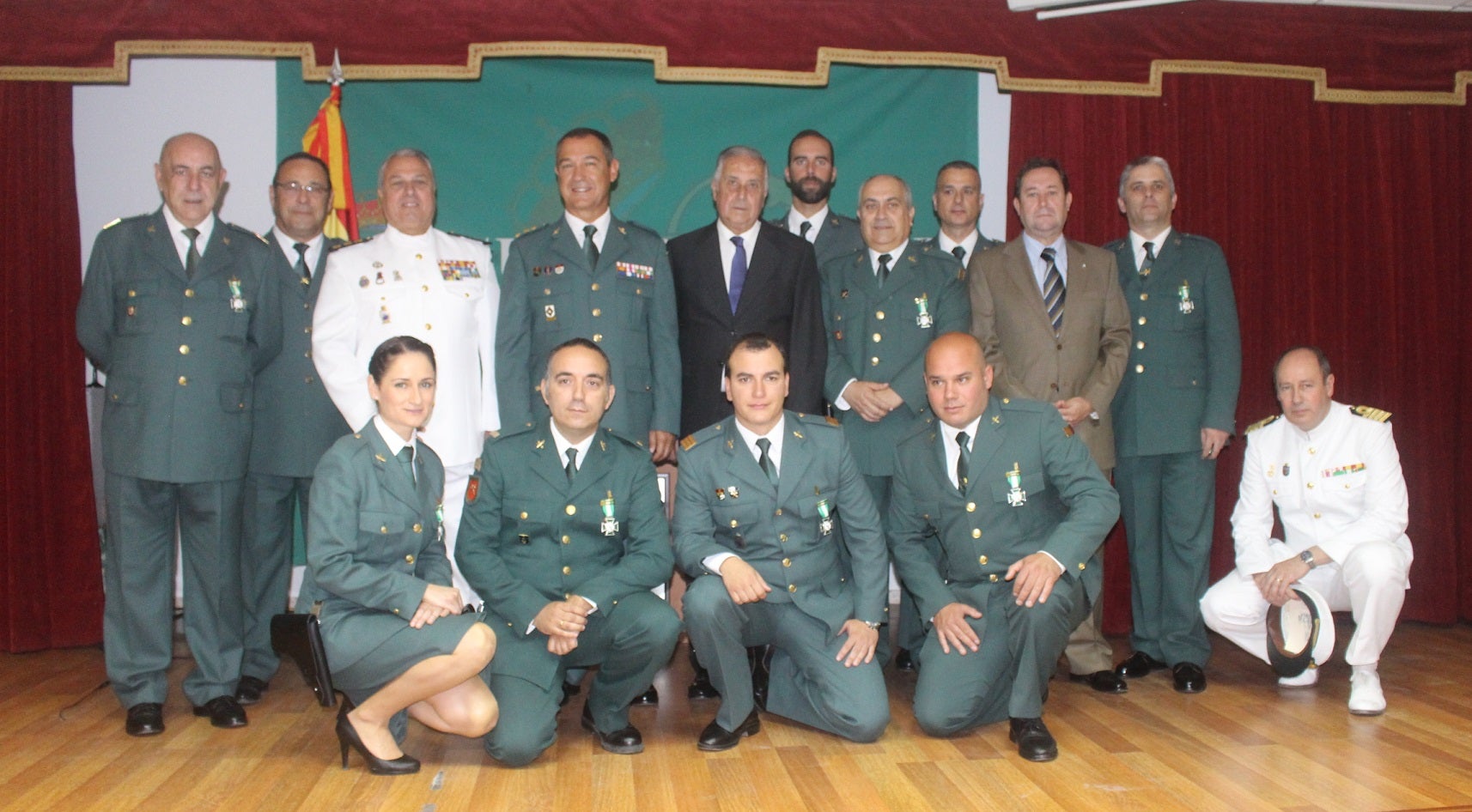 El subdelegado y el jefe de la Comandancia de Huelva, con los guardias civiles homenajeados