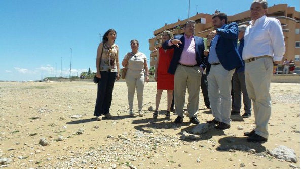 Antonio Sanz en su visita a la playa de La Calzada-Piletas de Sanlúcar de Barrameda