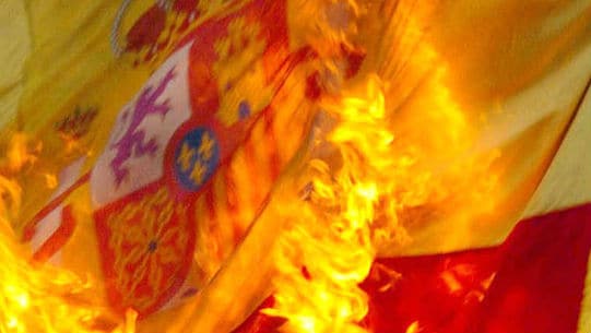 Jóvenes antisistema queman una bandera de España a las puertas de un pub de Jerez