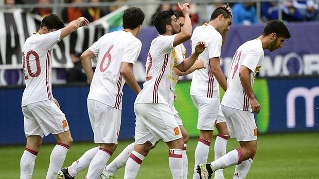 Los jugadores españoles celebran un gol.